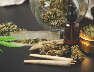 marijuana-buds-with-marijuana-joints-and-cannabis-oil marihuana lecznicza susz, skręty, oleje